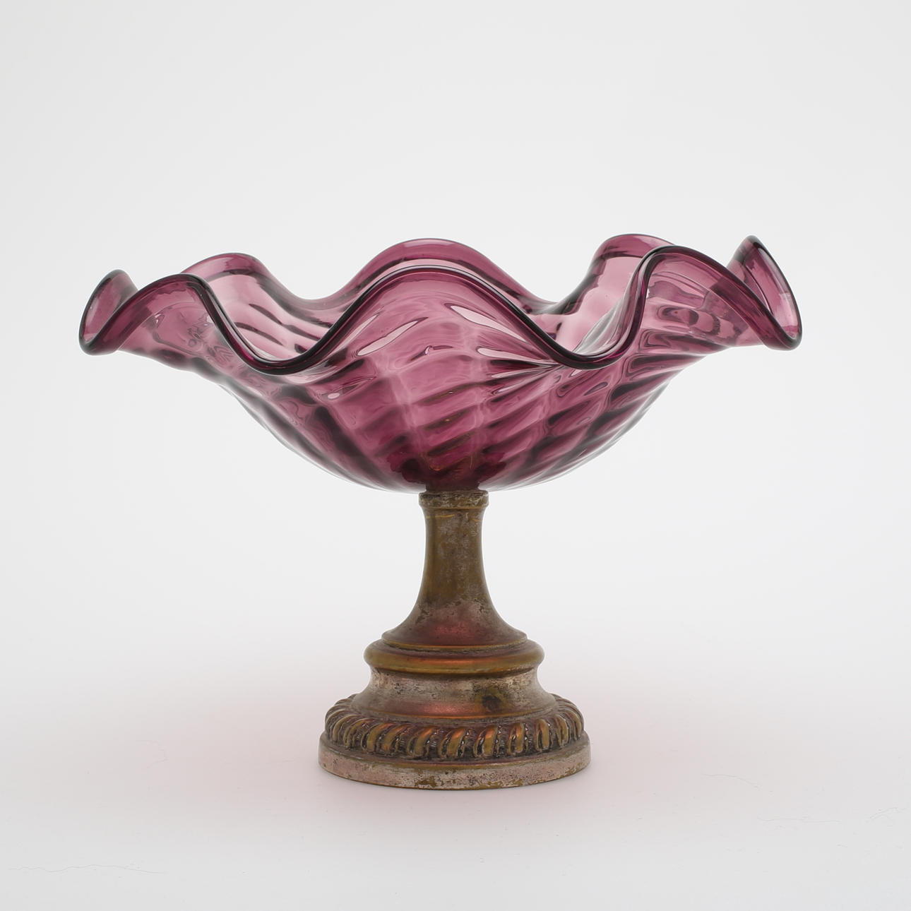 SKÅL på fot, veckad glasskål på nysilverfot, 1800/1900-tal.