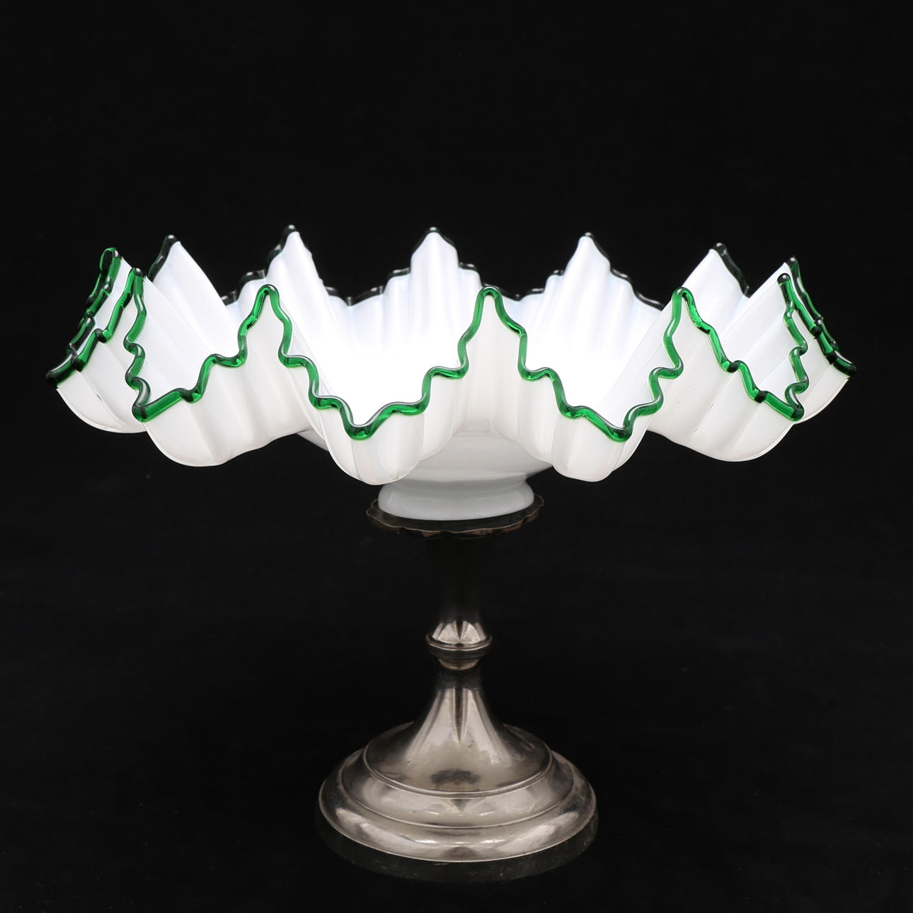 SKÅL på fot, veckad glasskål på nickelfot, 1800/1900-tal.