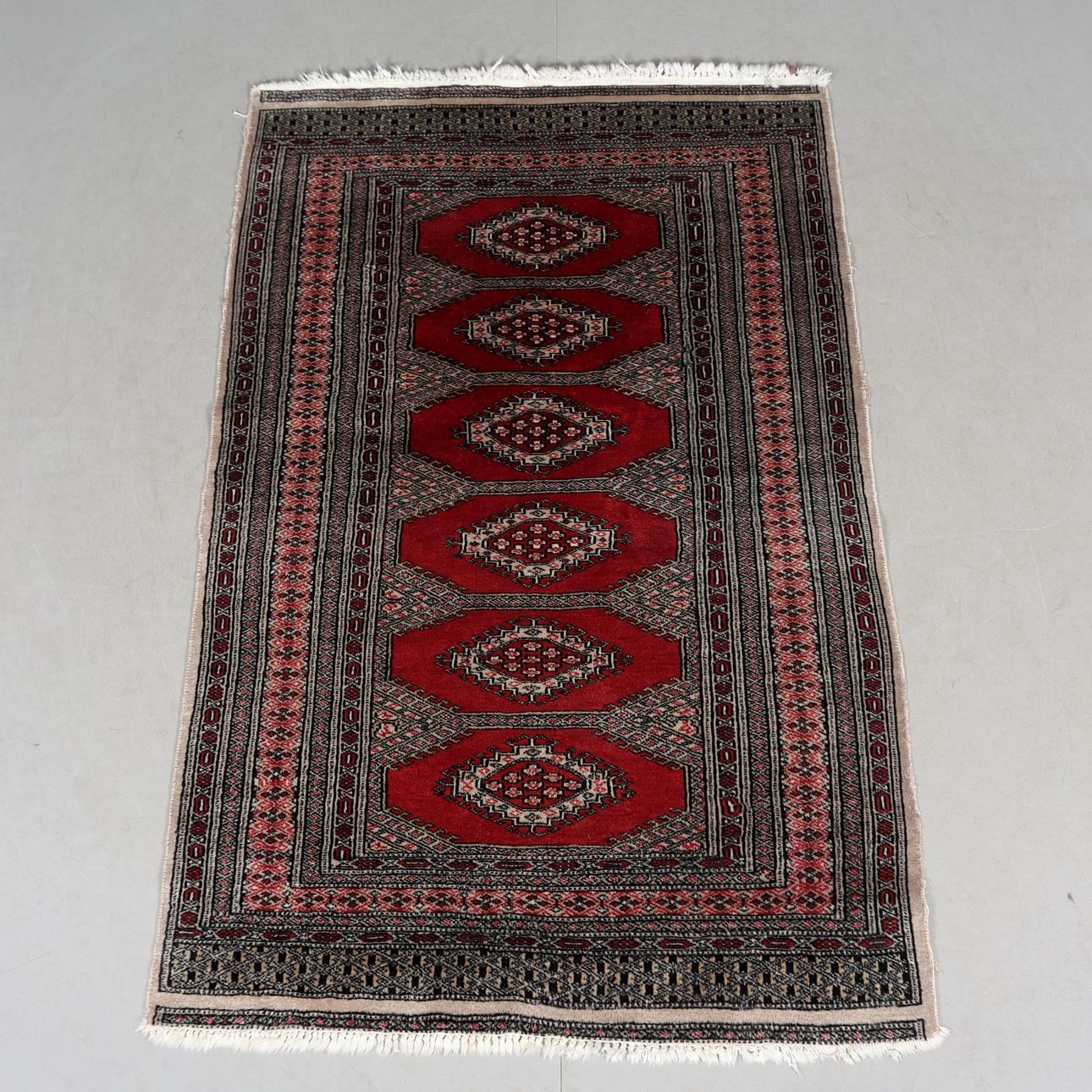 A CARPET, Bochara, 150 x 95 cm.