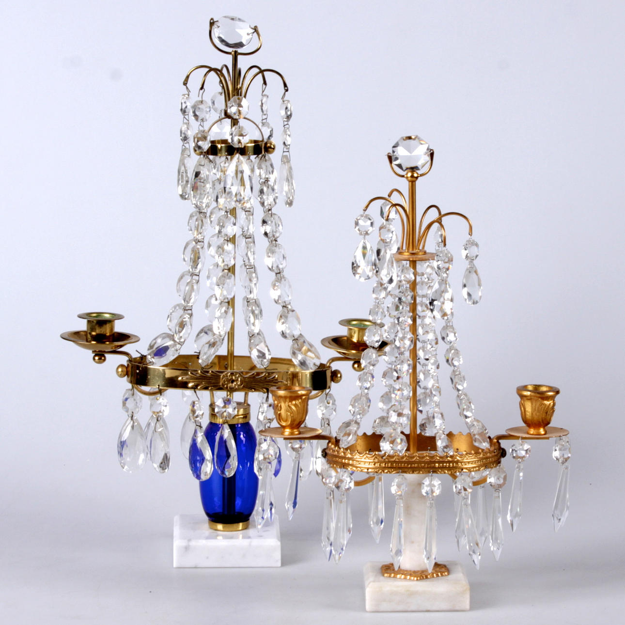 BORDSLYSTRAR, 2 st. Med prismor, 1900-tal.