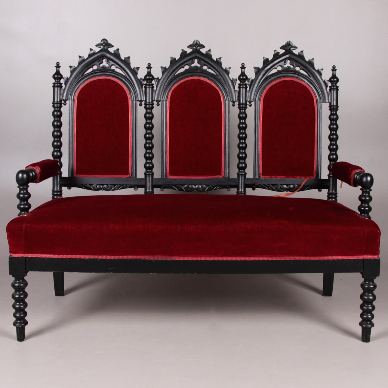 SOFFA, nygotisk stil, 1900-talets första hälft.