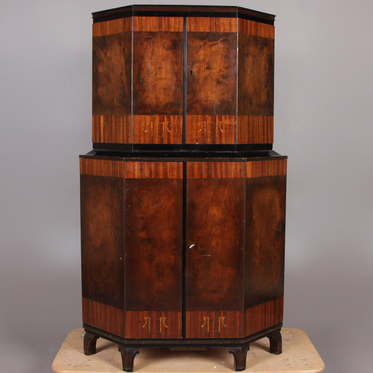 HÖRNSKÅP, art deco, med intarsia, 1900-talets första hälft.