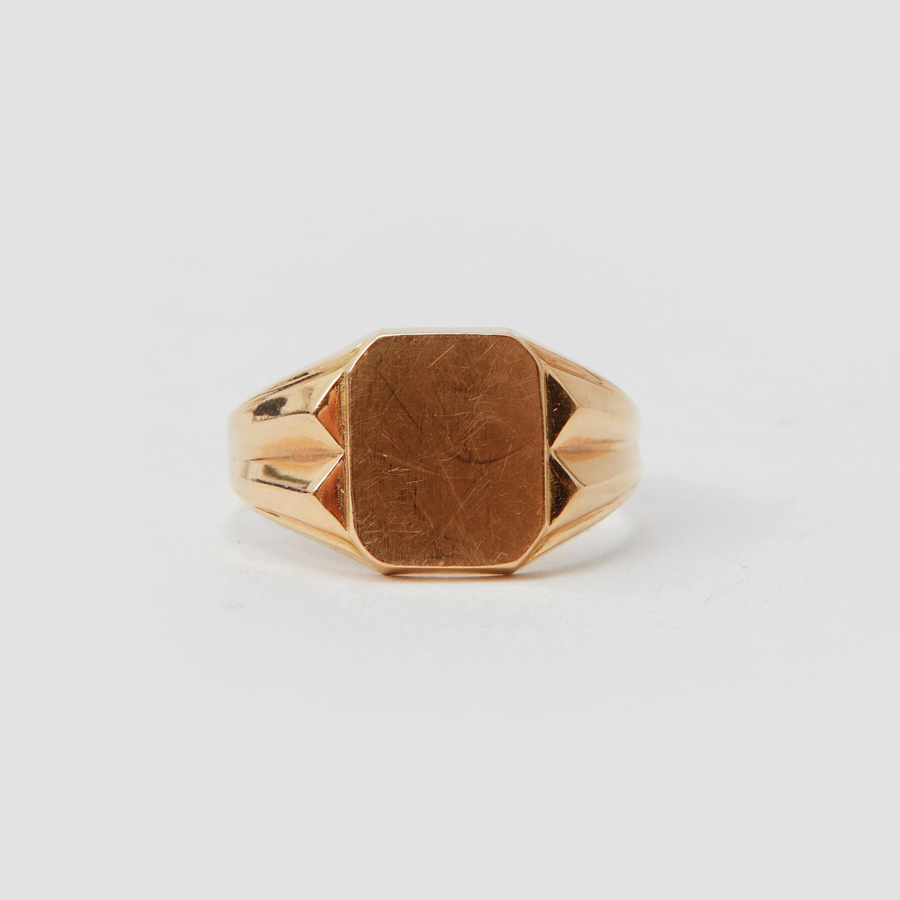 RING, 18 kt. guld. Vægt ca. 3,7 gram.