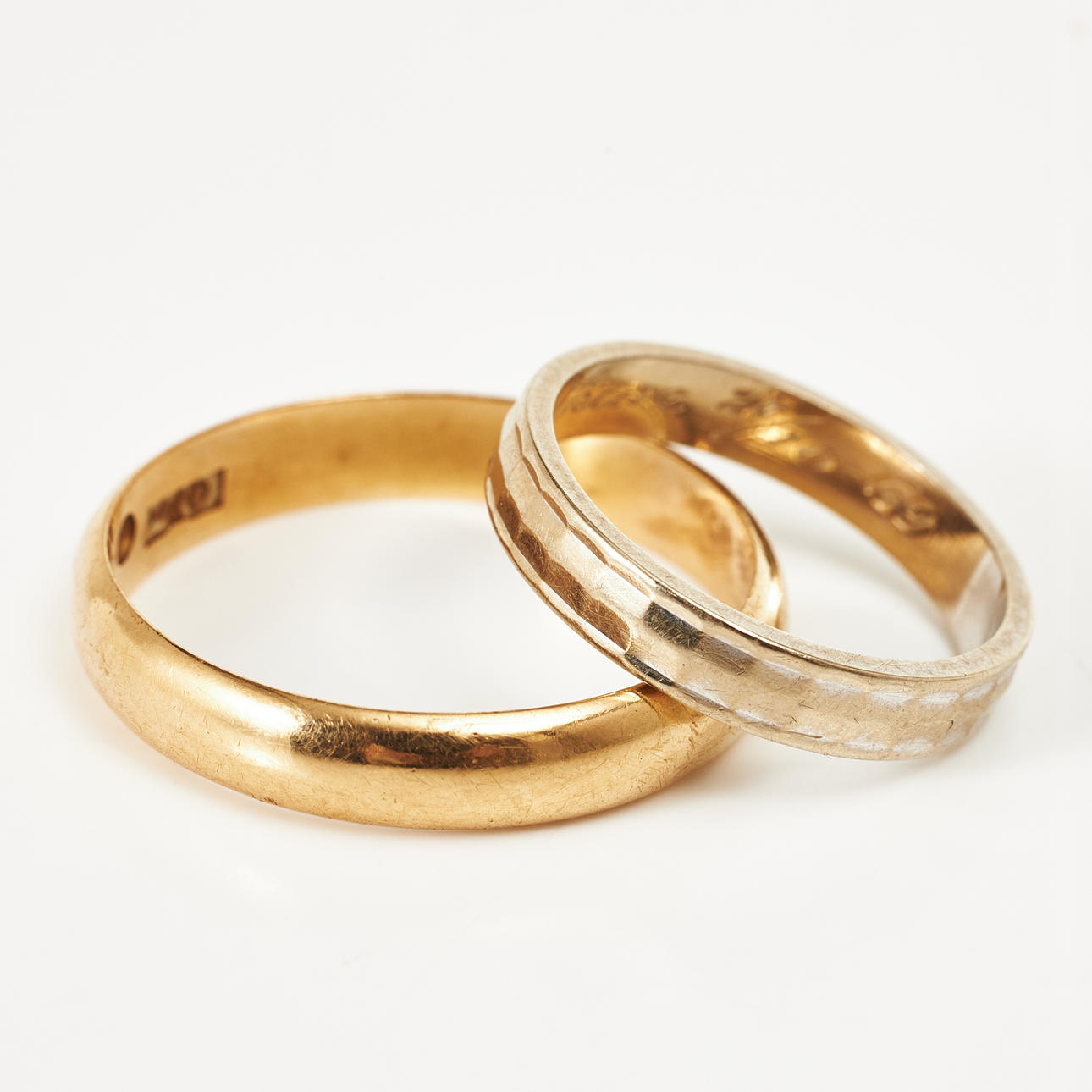 VIGSELRINGAR, 2 st., 18 k röd/vitguld.