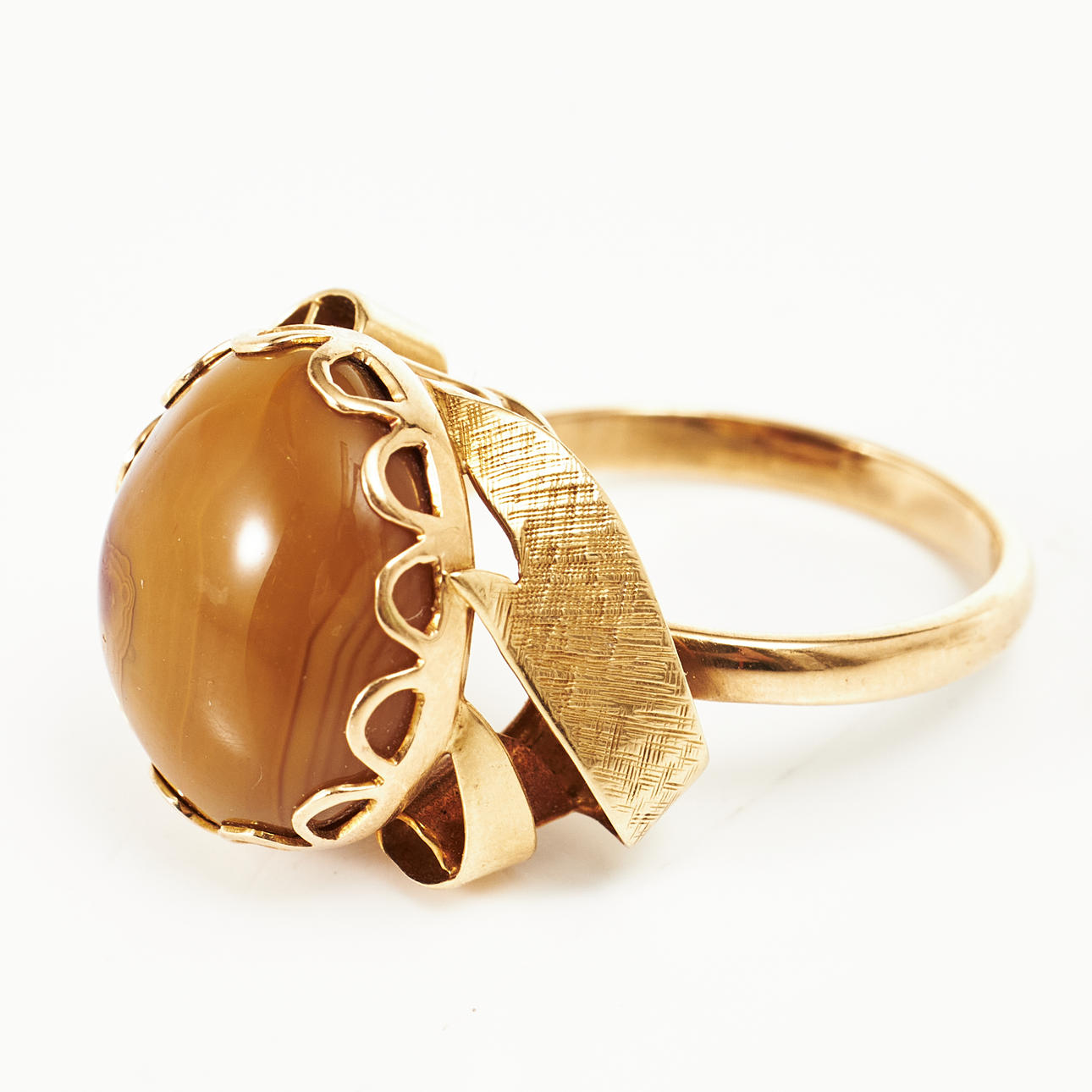 RING, 18kt guld, cabochonslebet agat.