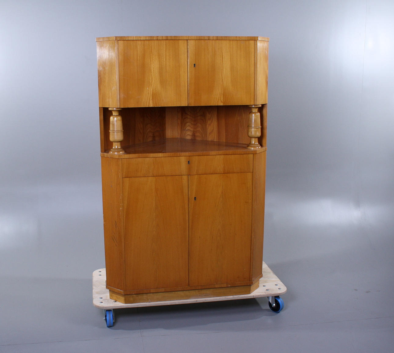 BARSKÅP/HÖRNSKÅP, alm, tidigt 1900tal Funkis.