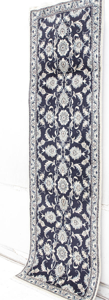 MATTA, Persisk, Nain med silkesinslag, gallerimodell, 240 x 76 cm.