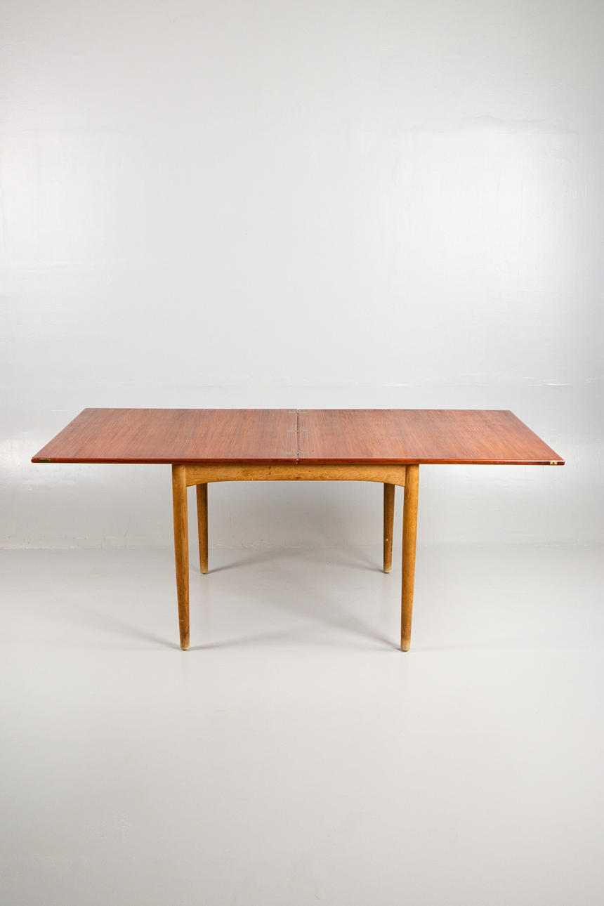 BØRGE MOGENSEN. for Søborg Møbelfabrik. Spisebord af teak og eg