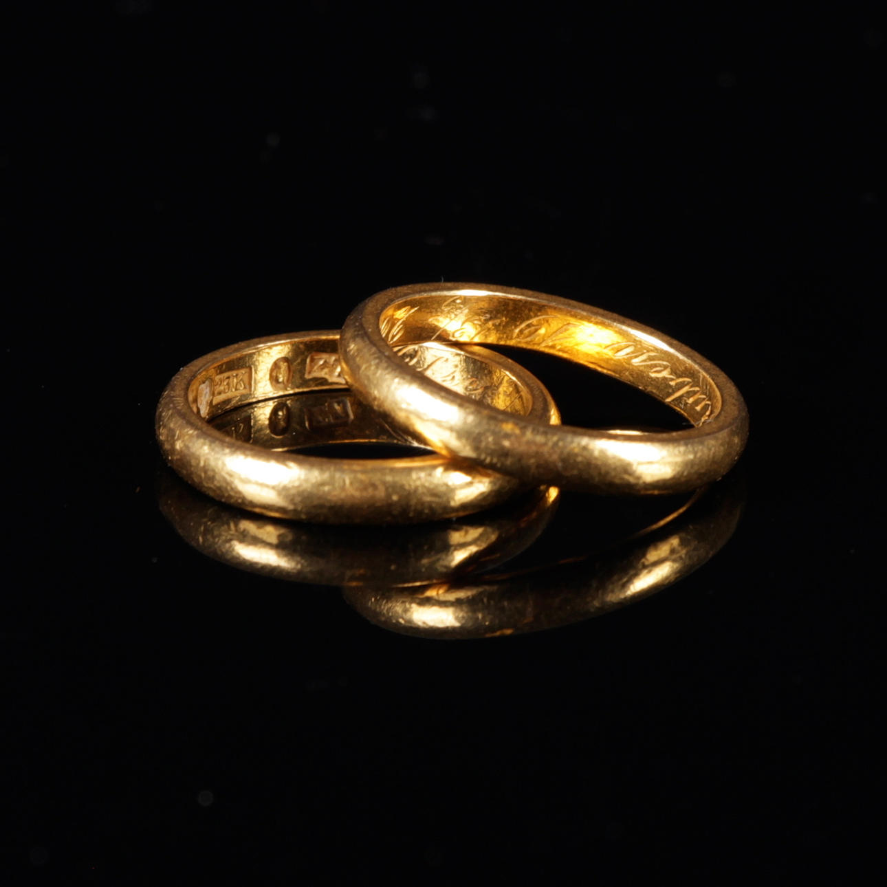 RINGAR, 2 st. 23k guld, Hjertzell Olof Gunnar, Stockholm, 1926.