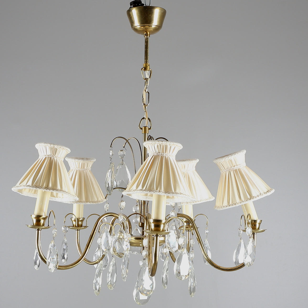 TAKLAMPA, 5 ljuspunkter, mässing samt prismor, 1900-talets senare del.