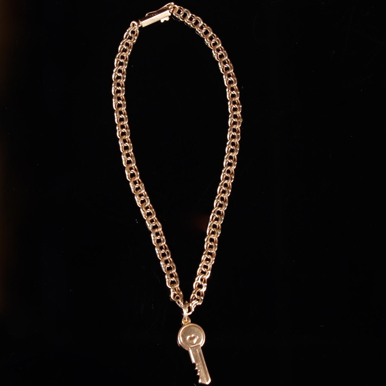 ARMBAND, bismarck med berlock, 18k guld, 1900-tal.