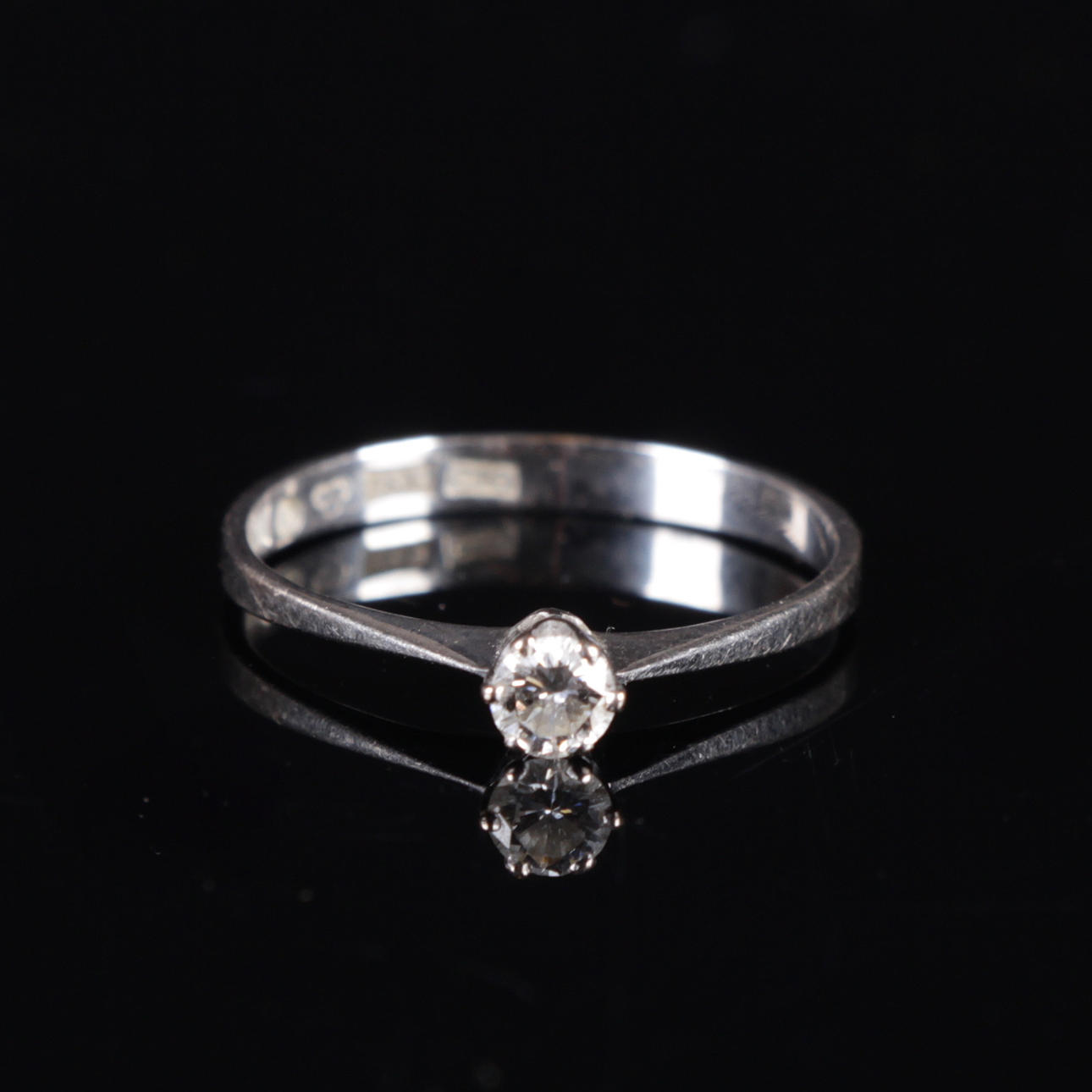 RING, 18k vitguld, med diamant om 0,16 ct, Nordisk Kokusai Ab, Sundbyberg, 1977.