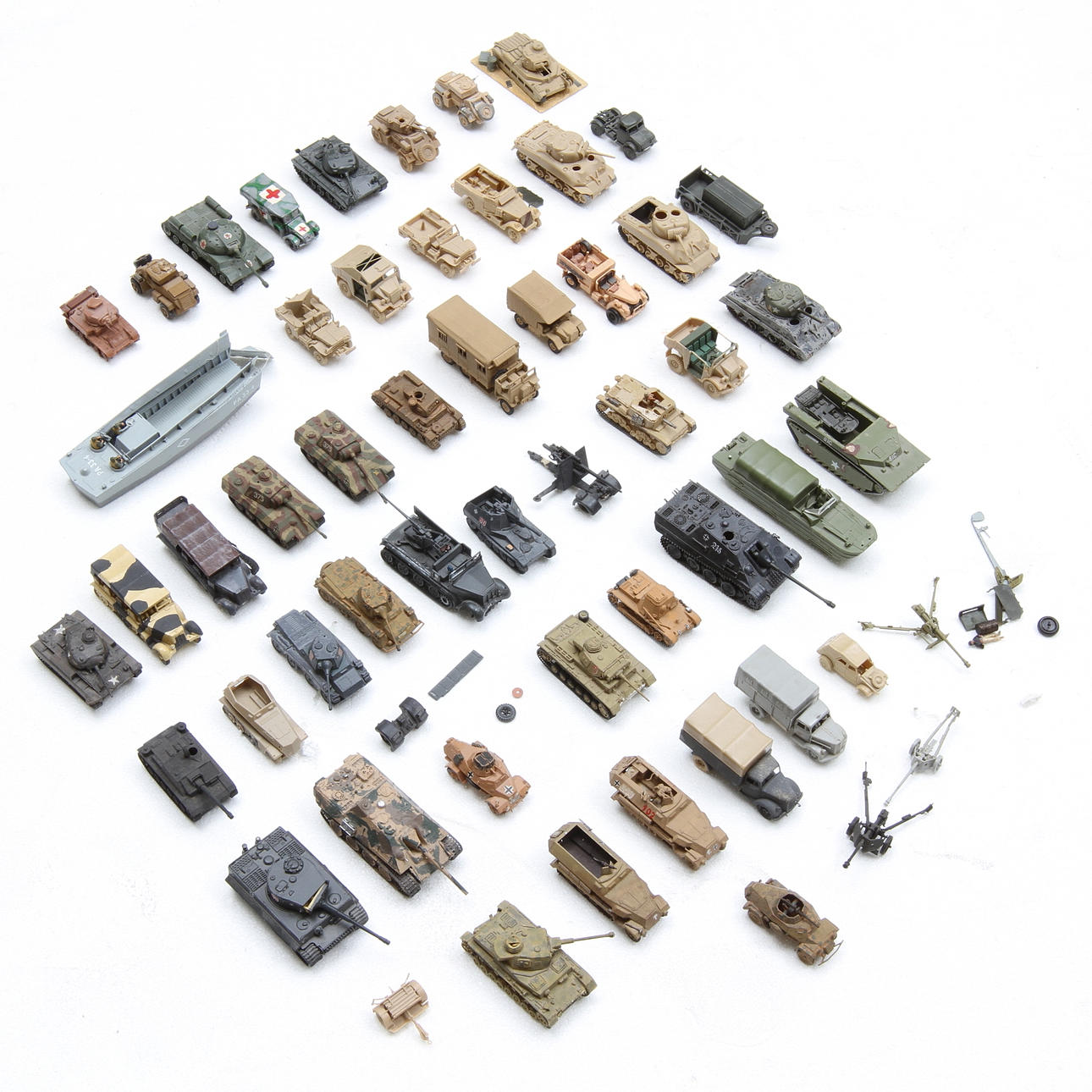 AIRFIX stridsvagnar och andra militära enheter. Tyska och allierade under andra världskriget. Cirka 50 stycken.