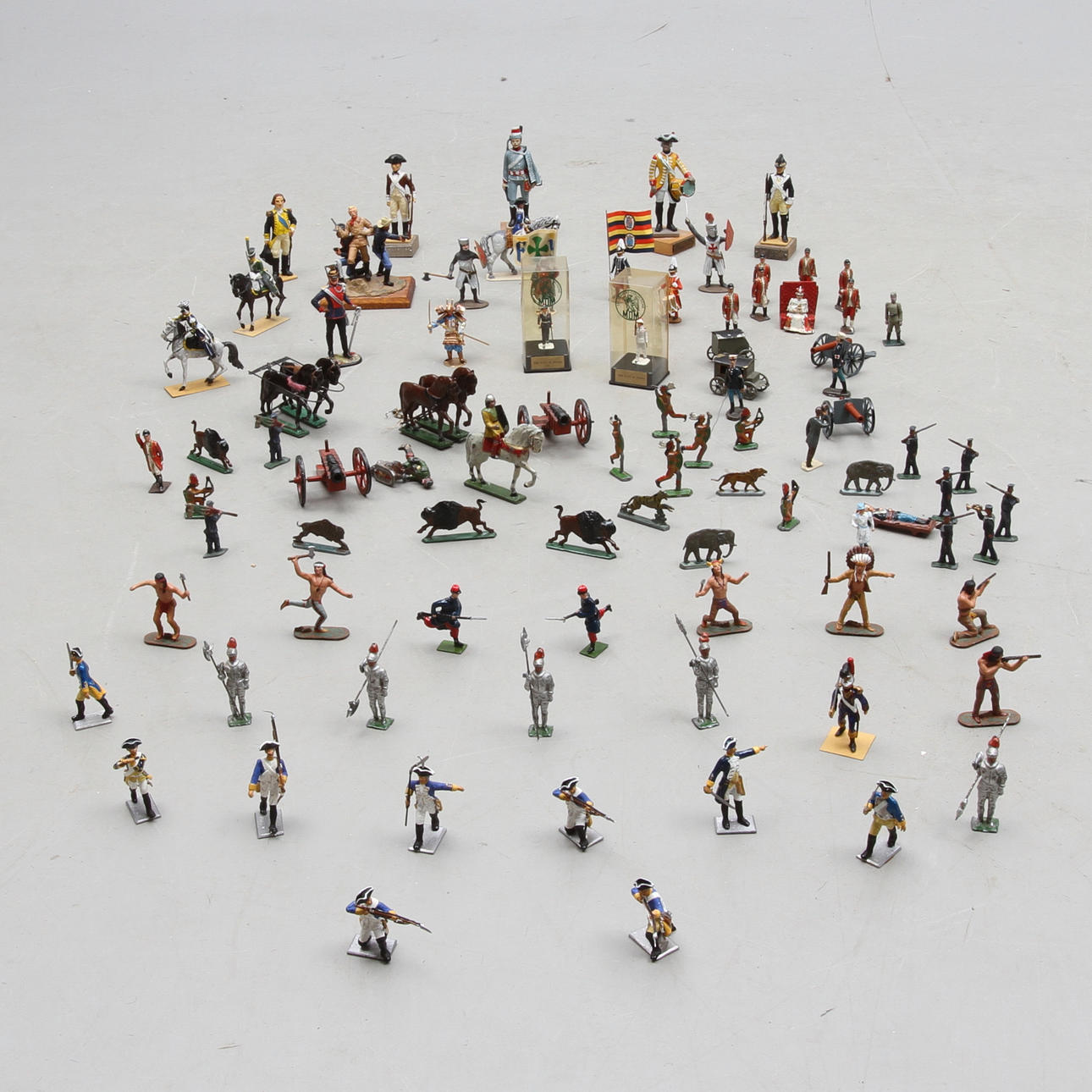 TENNFIGURER och tennsoldater.