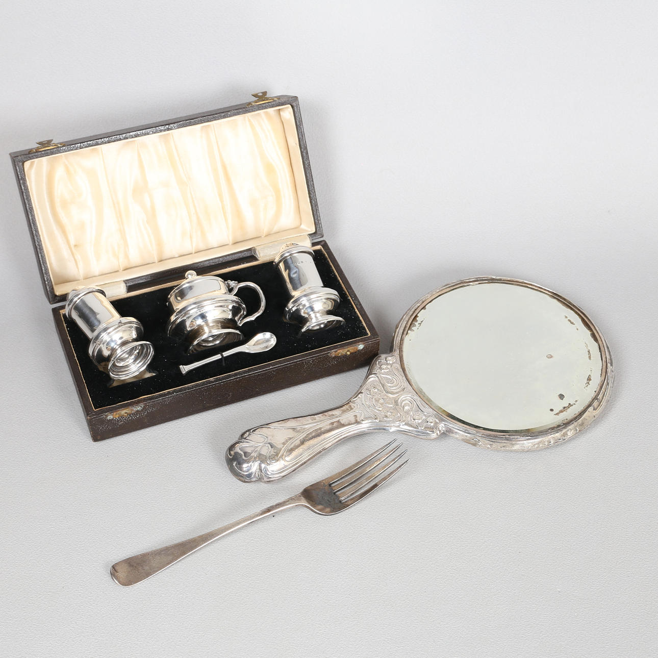 SILVERKRYDDSET, SILVERGAFFEL OCH SILVERSPEGEL (6).