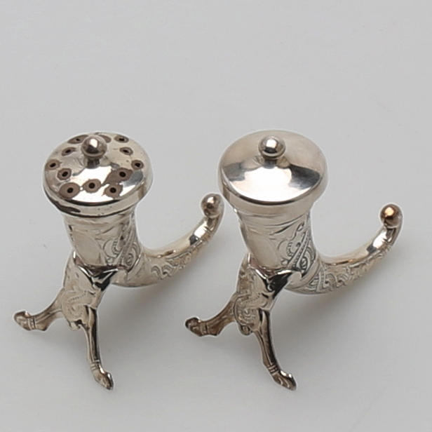 SALT o PEPPARKAR, sterlingsilver i form av dryckeshorn.