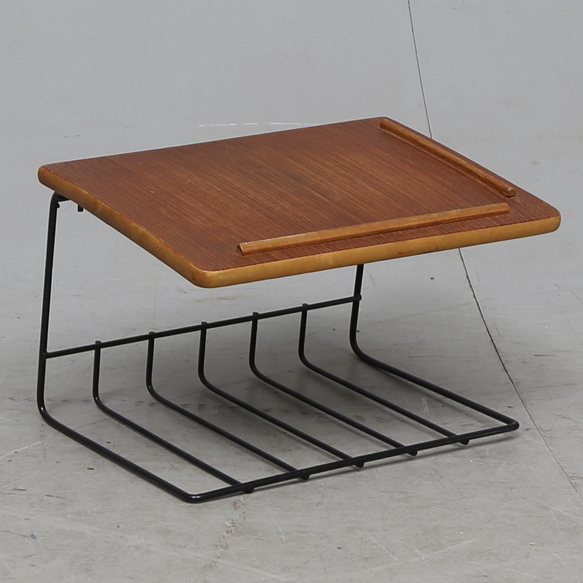 HYLLOR, 2 st samt BORD, stringtyp, 1950/60-tal.