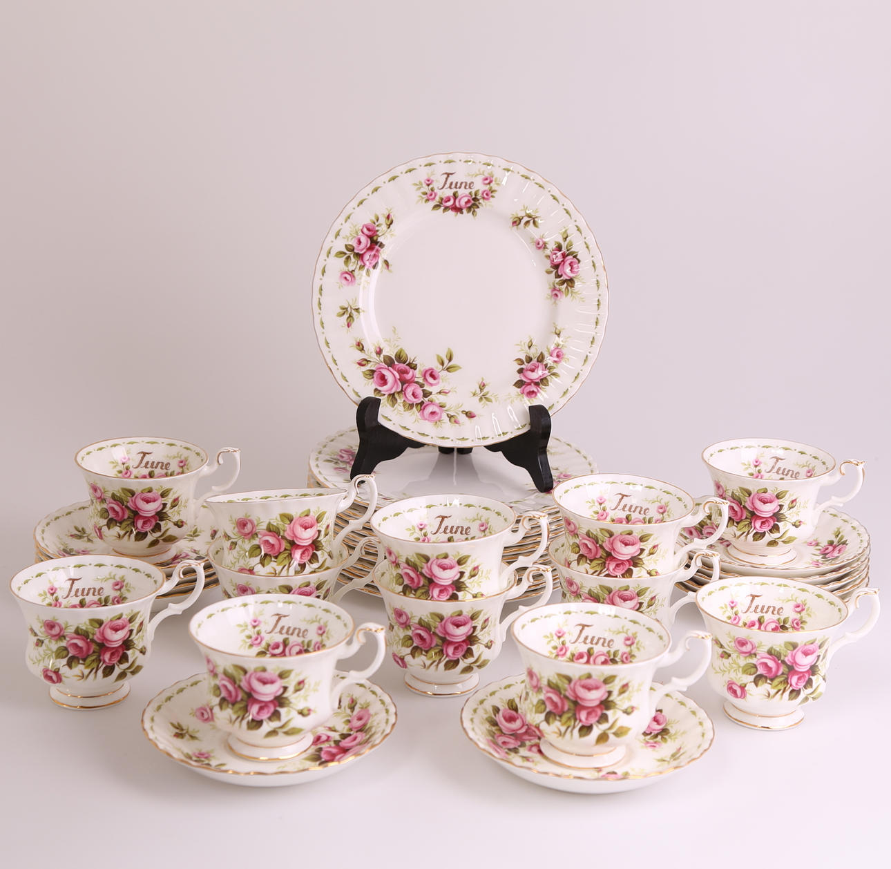 KAFFESERVIS, 35 delar, benporslin, "June" - Royal Albert - England, sent 1900-tal.