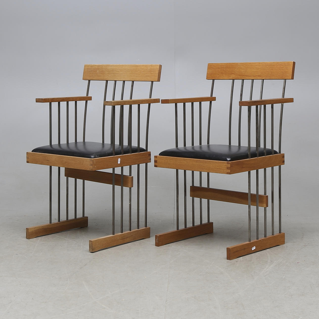 OIDENTIFIERAD DESIGNER. ARMCHAIRS, a pair, 20th century.