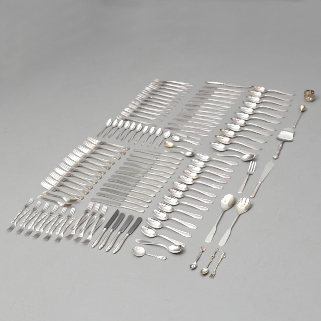 BESTICKSUPPSÄTTNING, 74 delar, nysilver, bla gammalfransk modell.