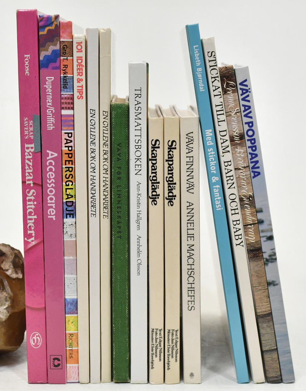 Accessories, weaving and needlework. 15 Volumes.