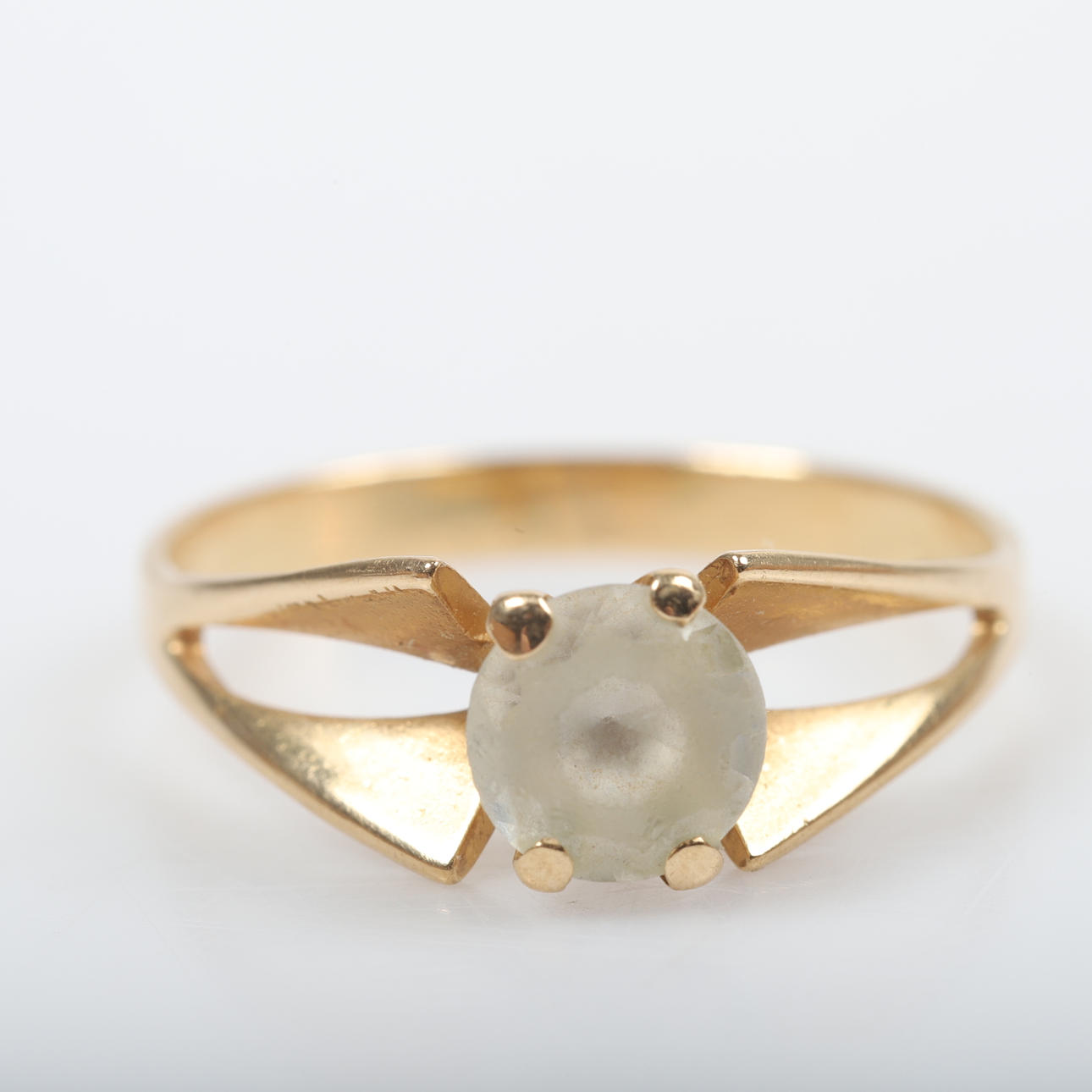 RING, 18 K Gold mit facettiertem Stein.