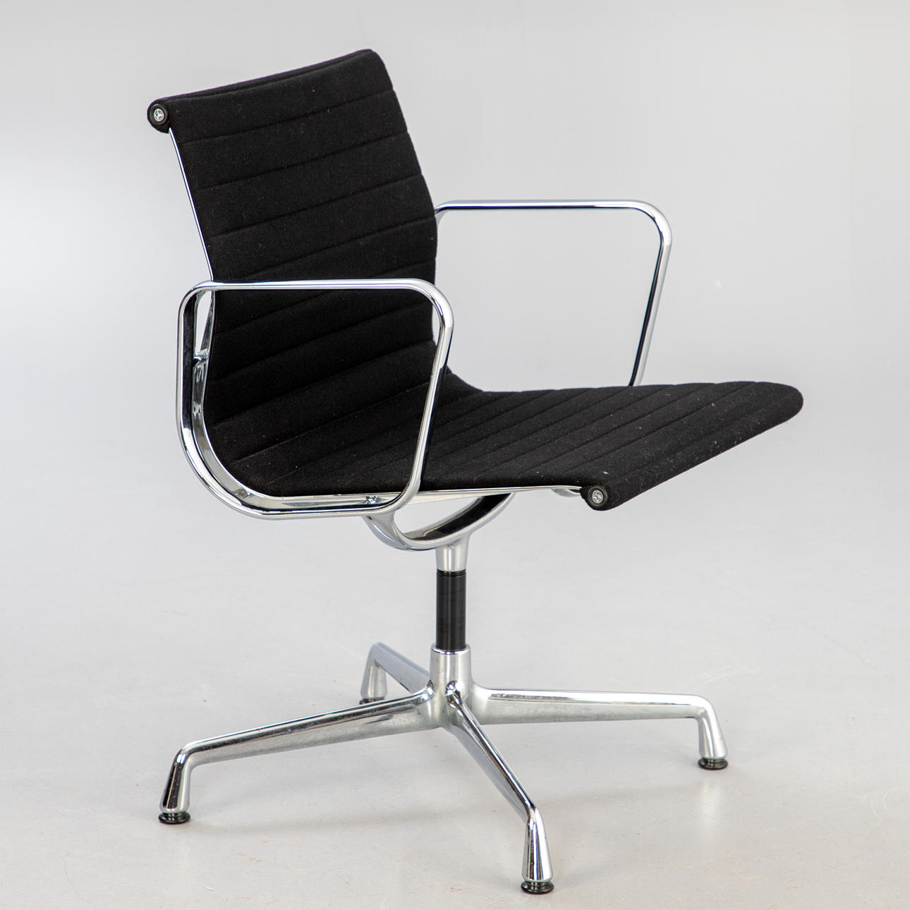 CHARLES & RAY EAMES. EA 108 alumiinituoli, Vitra.