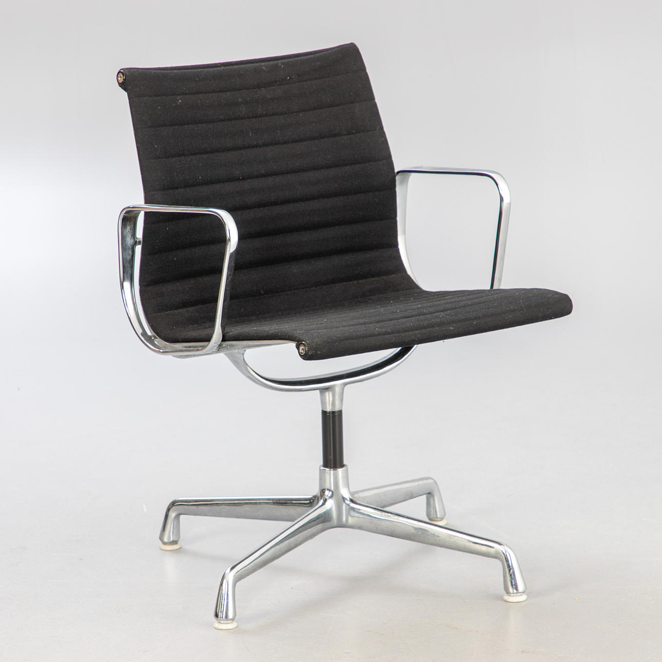 CHARLES & RAY EAMES. Vitra/Herman Miller, alumiinituoli ”EA 108".