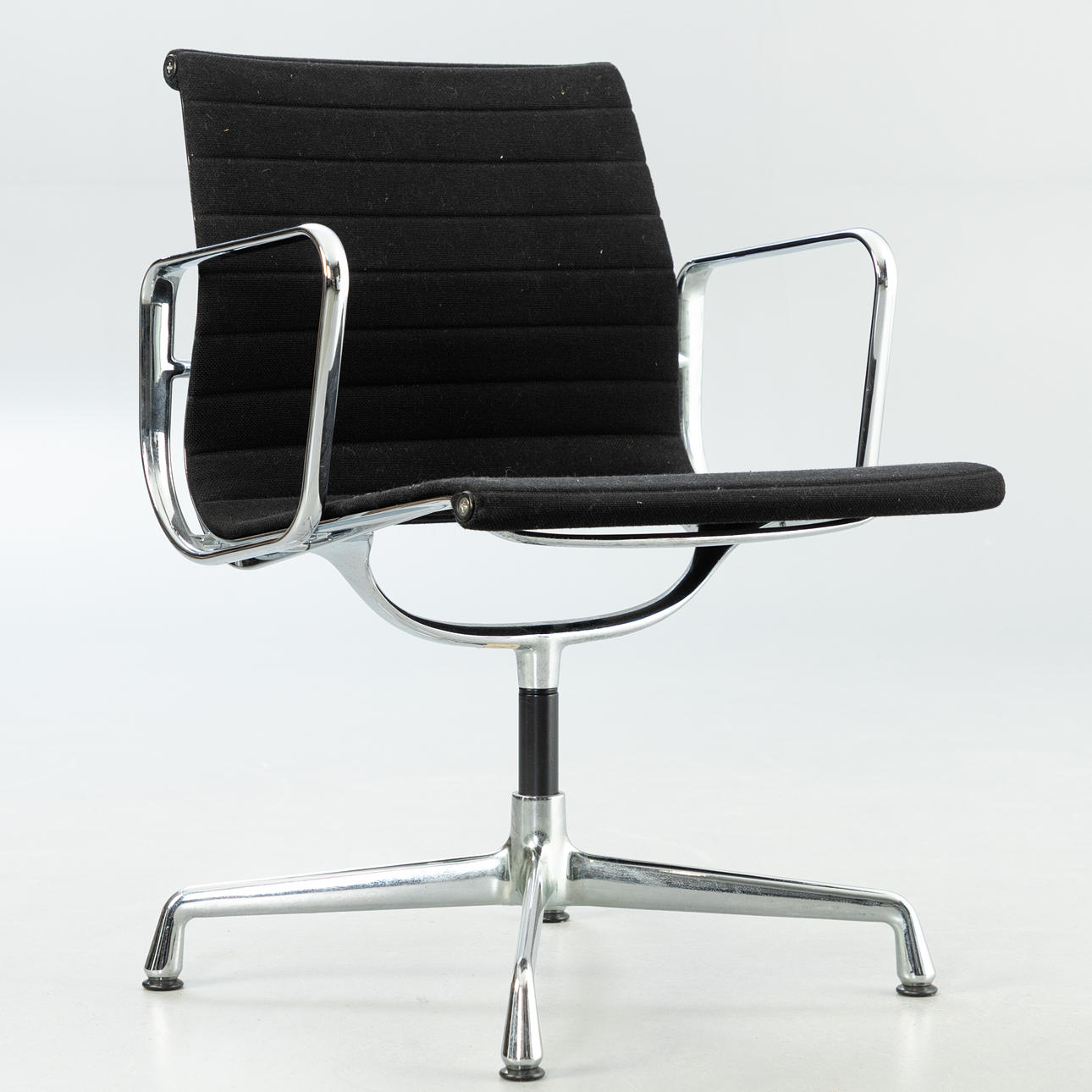 CHARLES & RAY EAMES. Vitra/Herman Miller, aluminiumstol ”EA 108".