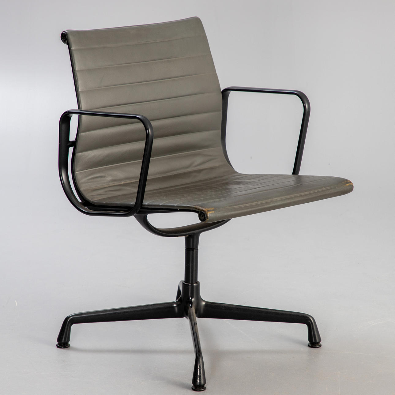 CHARLES & RAY EAMES. EA 108 Aluminum Chair, Vitra.
