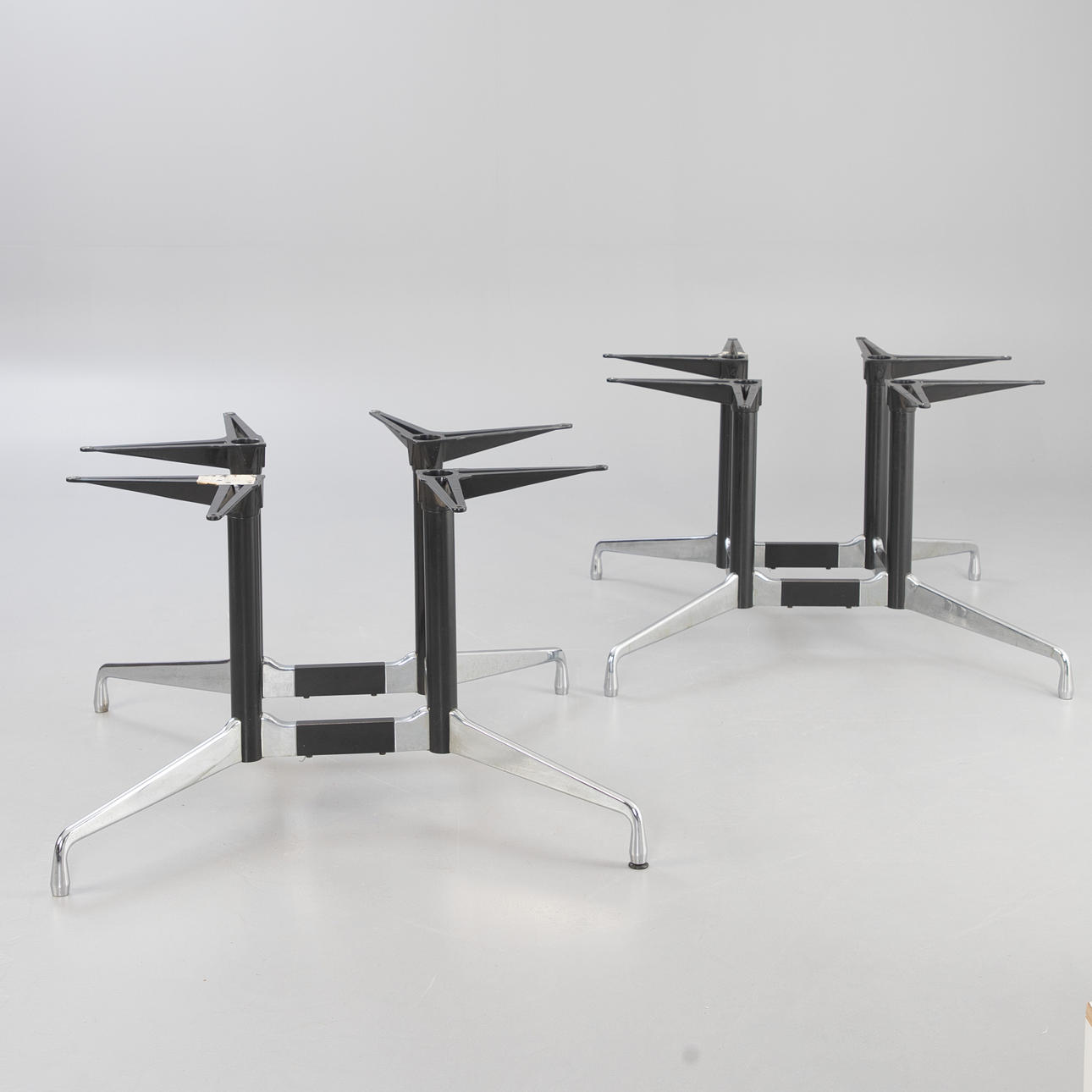 CHARLES UND RAY EAMES. Vitra. 2 ”Segmenterade bord” konferensbordsbaser (2).