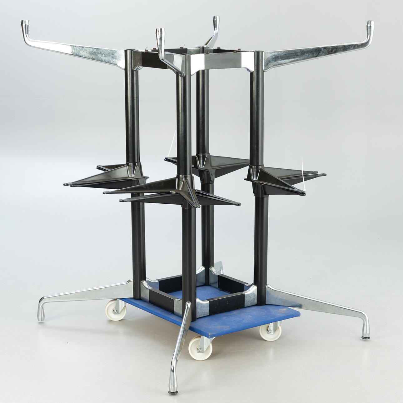 CHARLES UND RAY EAMES. Vitra. 2 "Segmented Table" Konferenztisch Untergestelle (2).