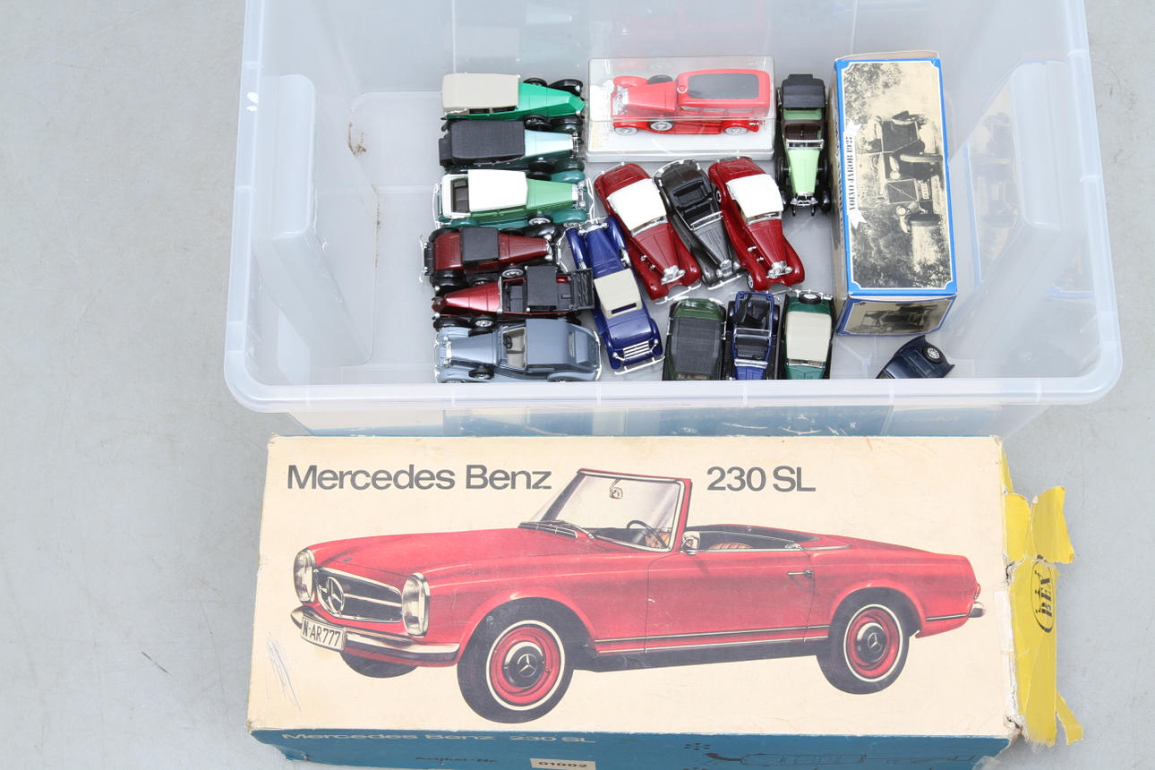 LEKSAKSBIL REX Mercedes Benz 230SL i originalkartong samt cirka 18 bilar mest Solido.