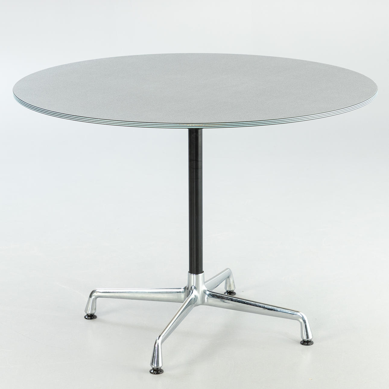 Bord med Charles och Ray Eames, Vitra segmenterad bordsram.