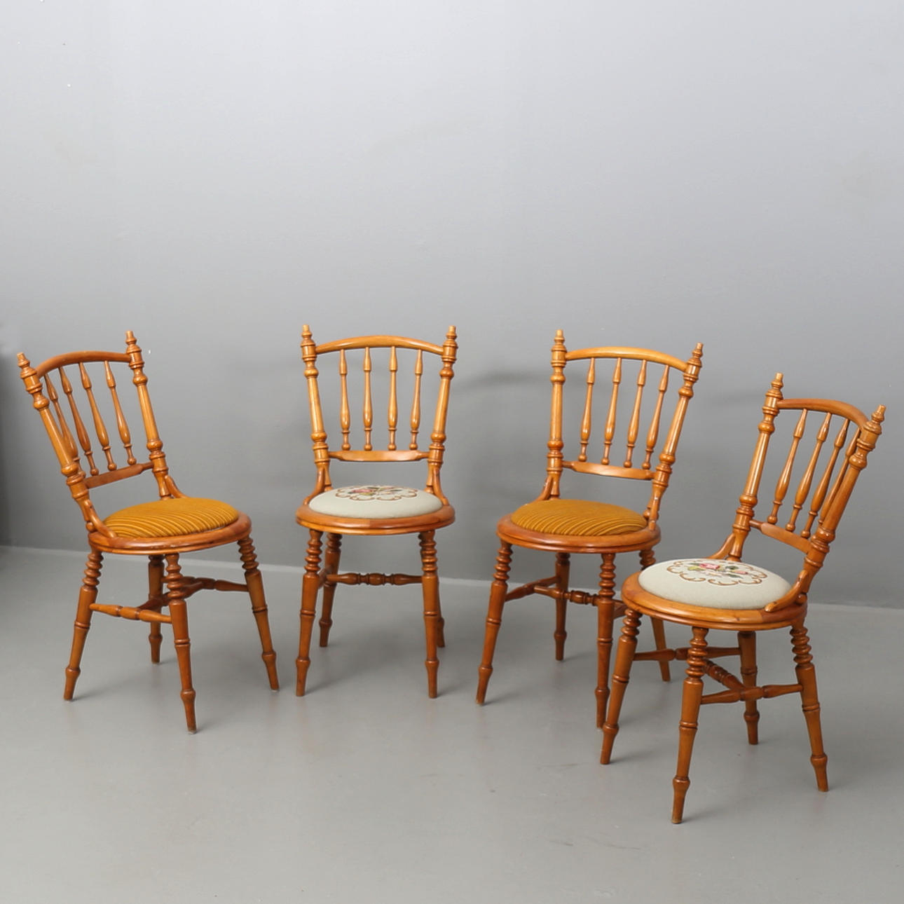 PINNSTOLAR i björk, 4 st Oscarianska ca 1900.