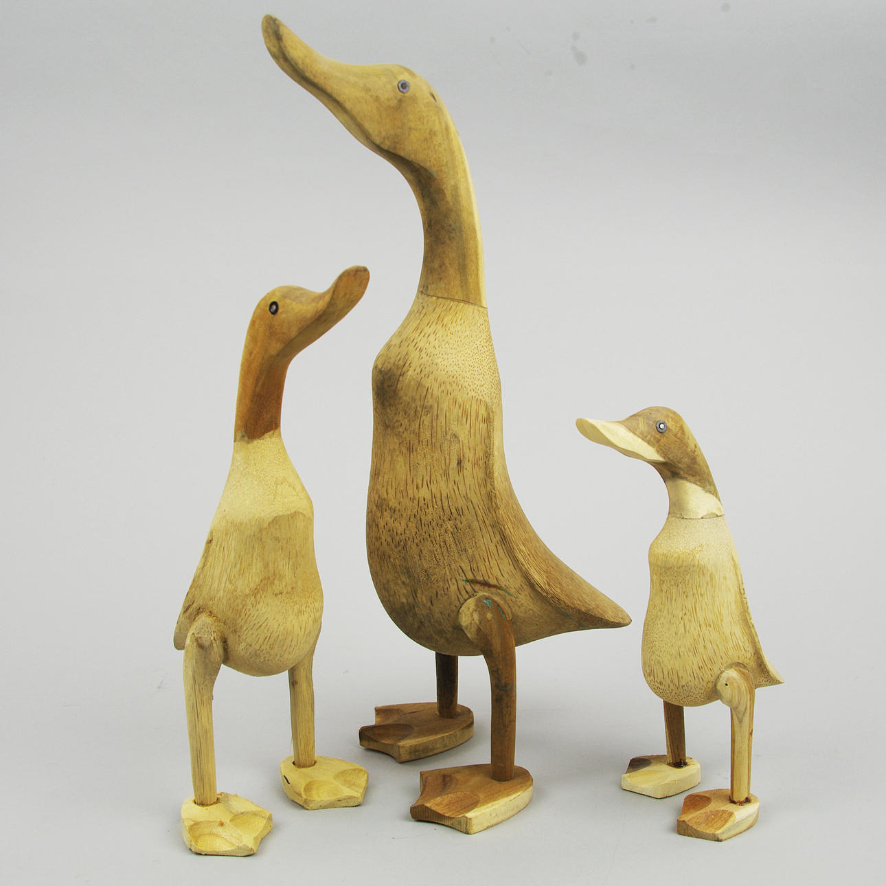 FIGURINER, 3 stycken, gäss, snidat trä, samtida.