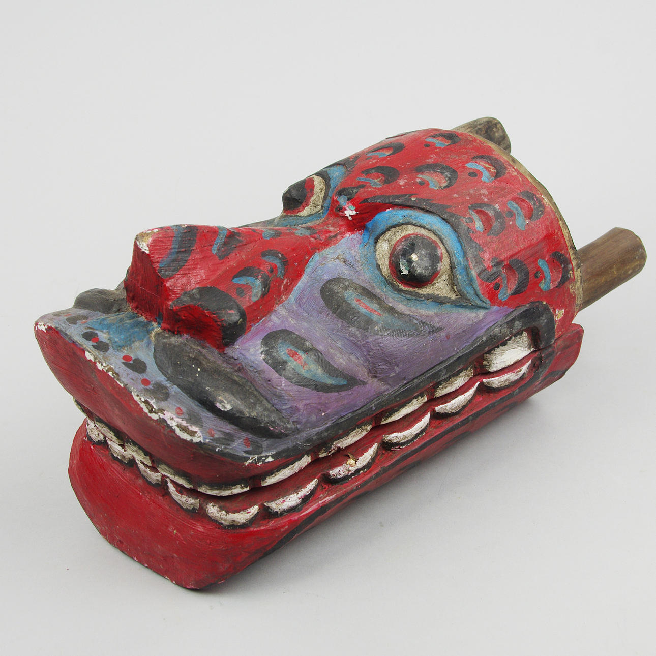 RITUALMASK, Borneo, målat trä, samtida.