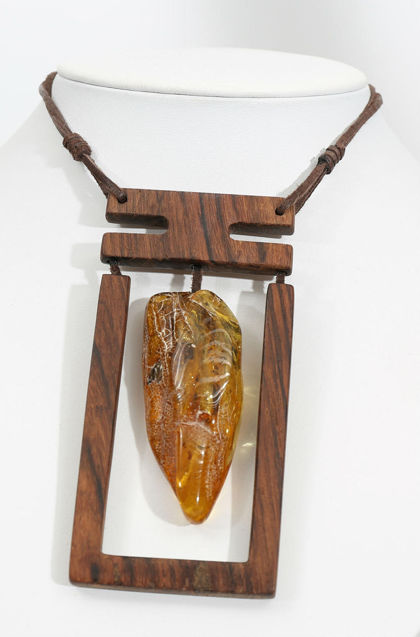 COLLIER, trä och bärnsten, 1900-2000-tal.