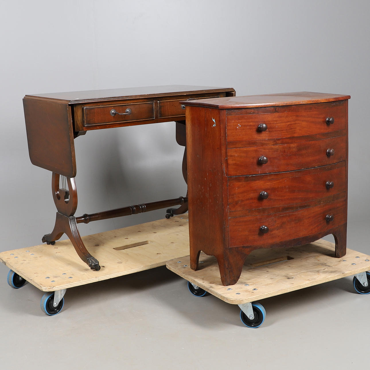 A VICTORIAN MAHOGANY BOW FRONTED COMMODE.