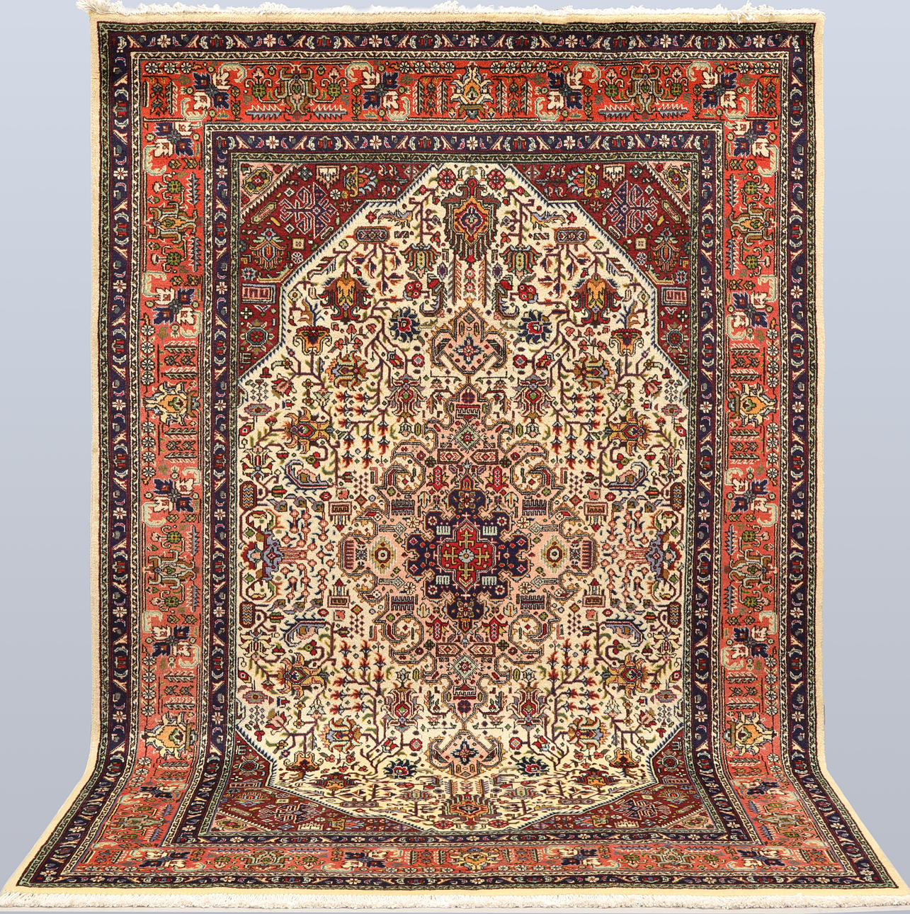 ORIENT TÆPPE. Tabriz, 298 x 203 cm.