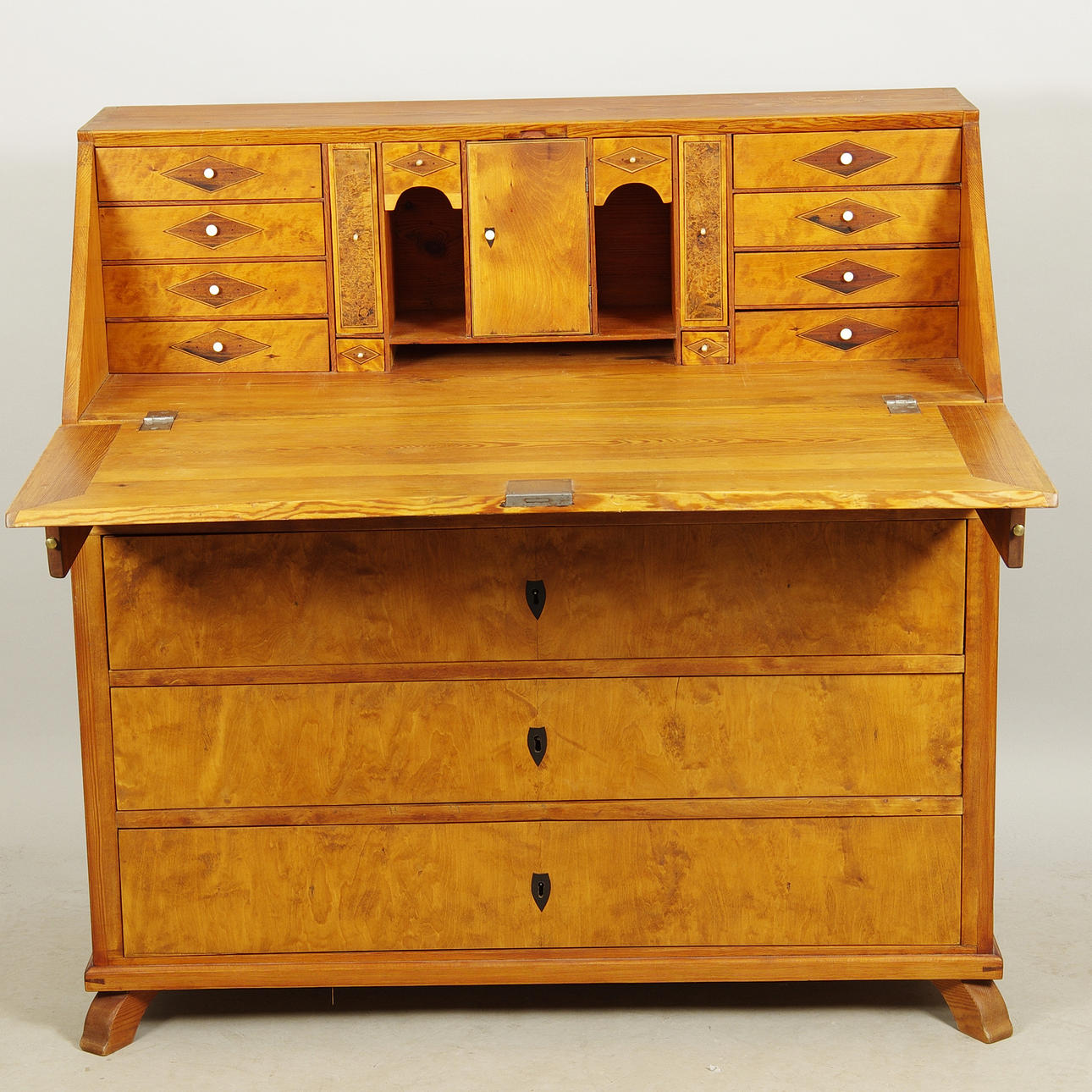 SNEDKLAFFSEKRETÄR, björk/fur med intarsia, sent 1800-tal.