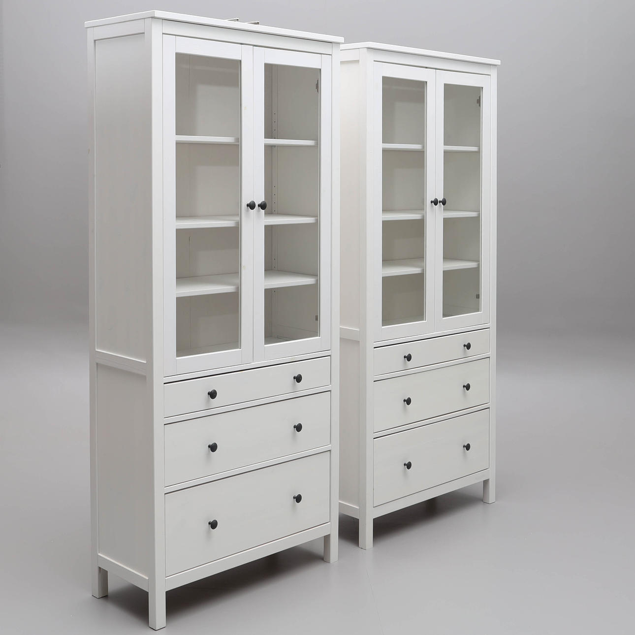 Un par de vitrinas «Hemnes», de IKEA.