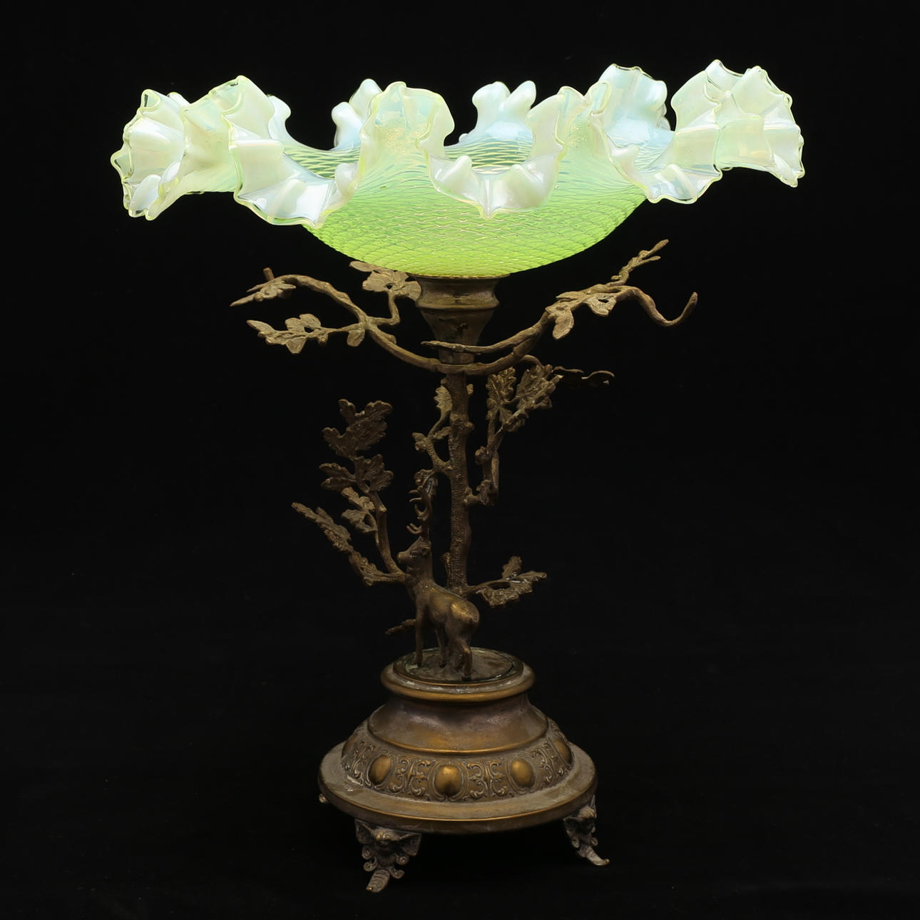 SKÅL på fot, veckad glasskål på metallfot, 1800/1900-tal.