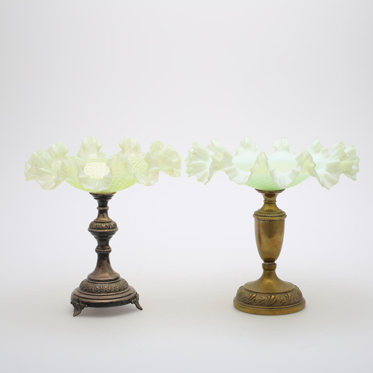 SKÅLAR på fot, 2 st, veckade glasskålar på metallfot, 1800/1900-tal.