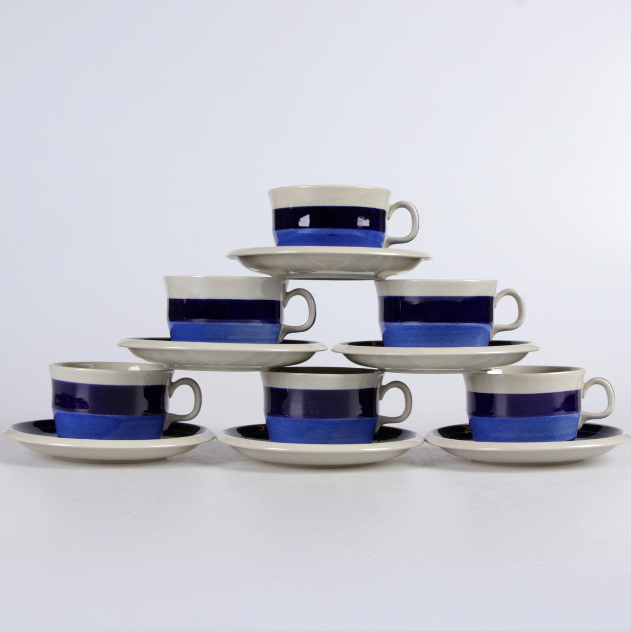 TEKOPPAR, med fat, 6 st. Stengods, "Mira Mare", Marianne Westman, Rörstrand, 1970-tal.