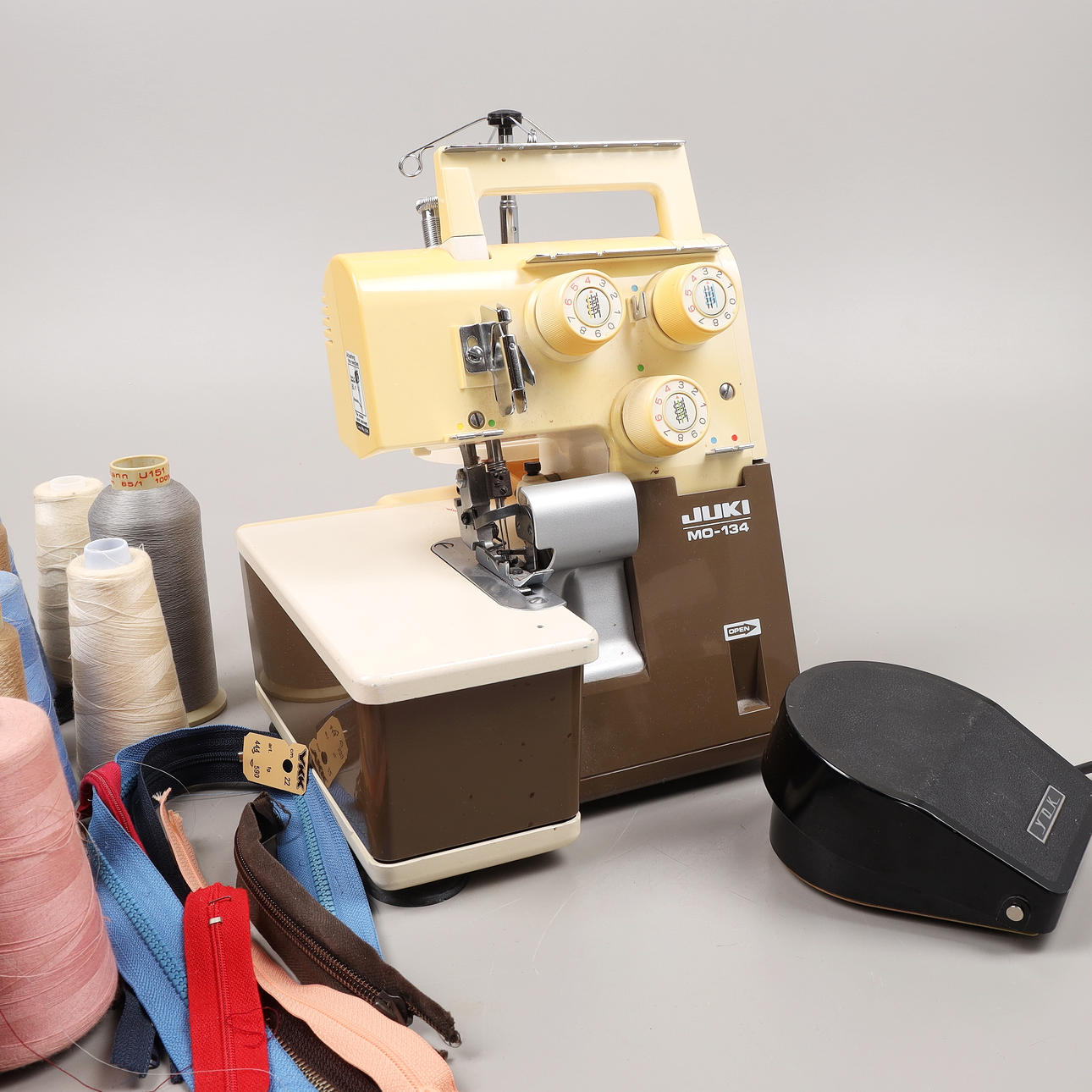 SEWING MACHINE, overlock, Juki MO-134.