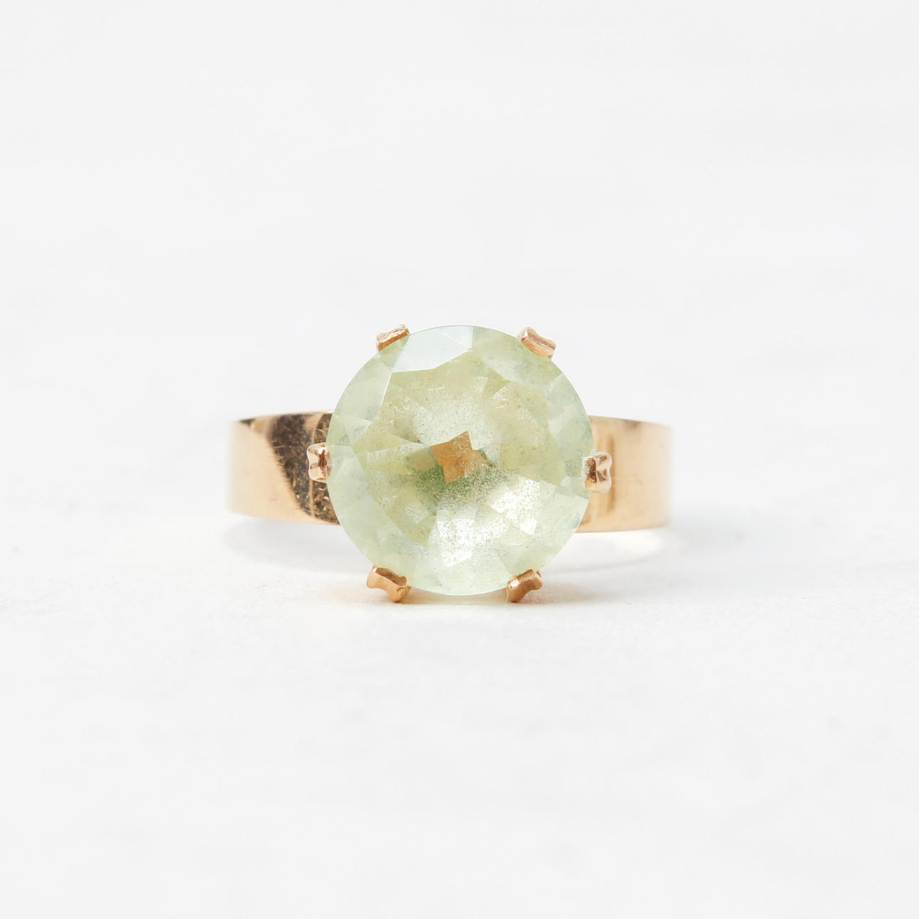 RING, 18k guld, syntetisk spinel, vægt ca. 3 gram.