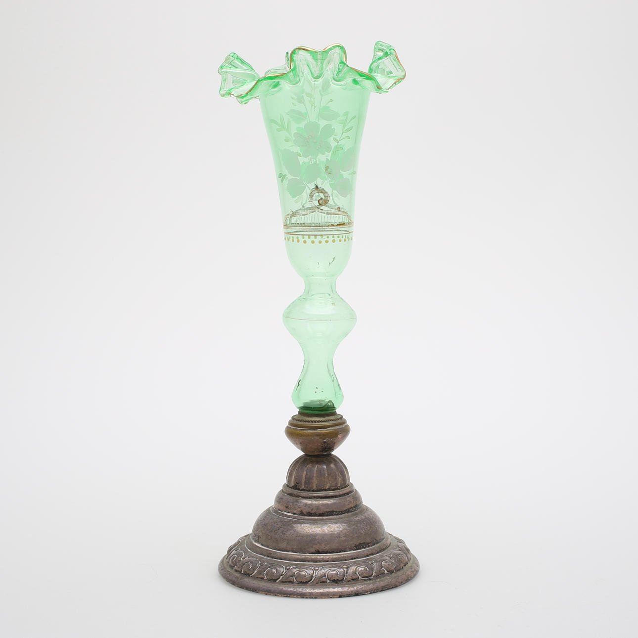 STRUTVAS, målad, veckad glasvas med nysilverfot, 1800/1900-tal.