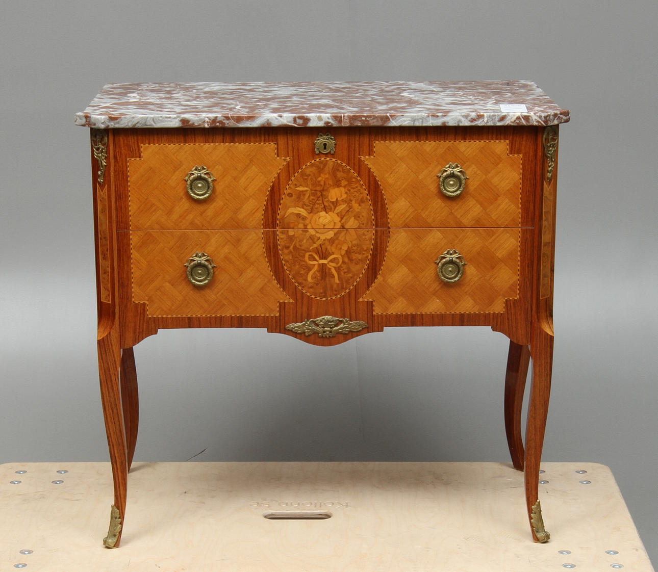 BYRÅ, med stenskiva, Louis XVI-stil, 1900-tal.