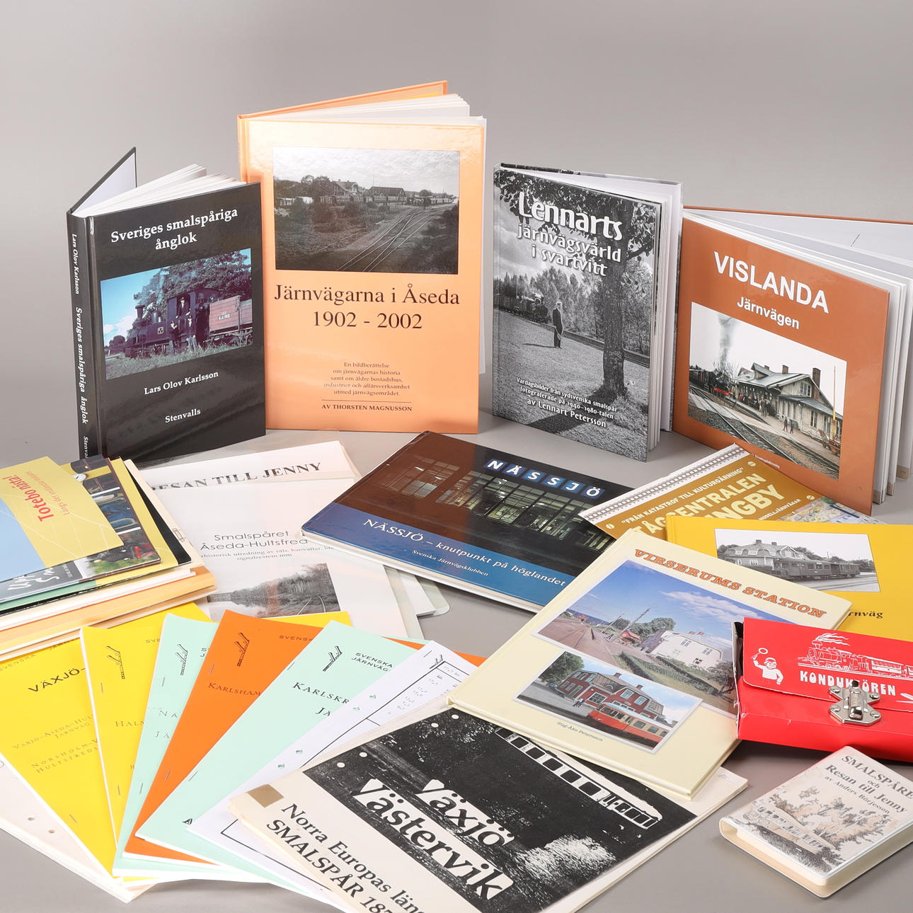 SMALSÅRHISTORIA, 34 Bücher und Hefte, 1900/2000er.